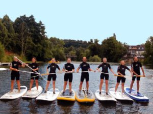 10 SUP Boards+Paddel auf Anhänger – Bild 2